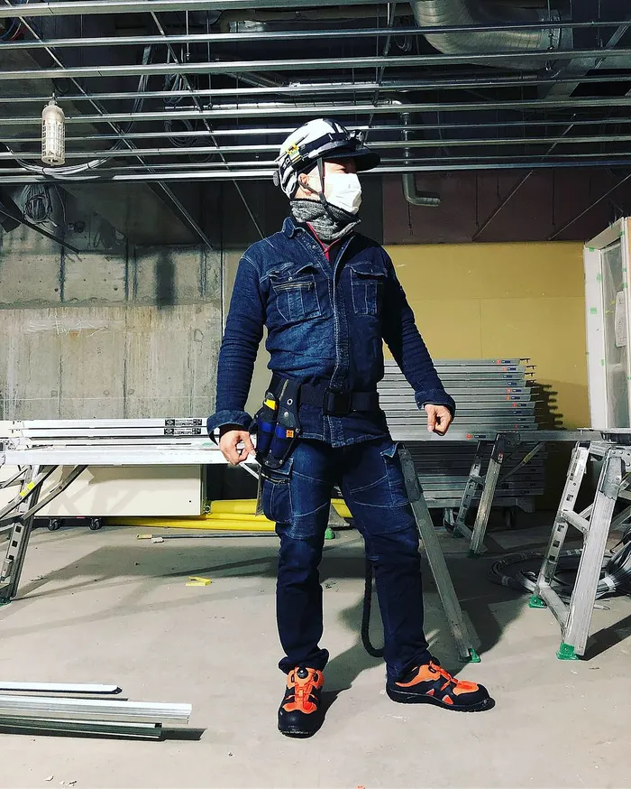 現場で保護具を着用して作業する新里大悟